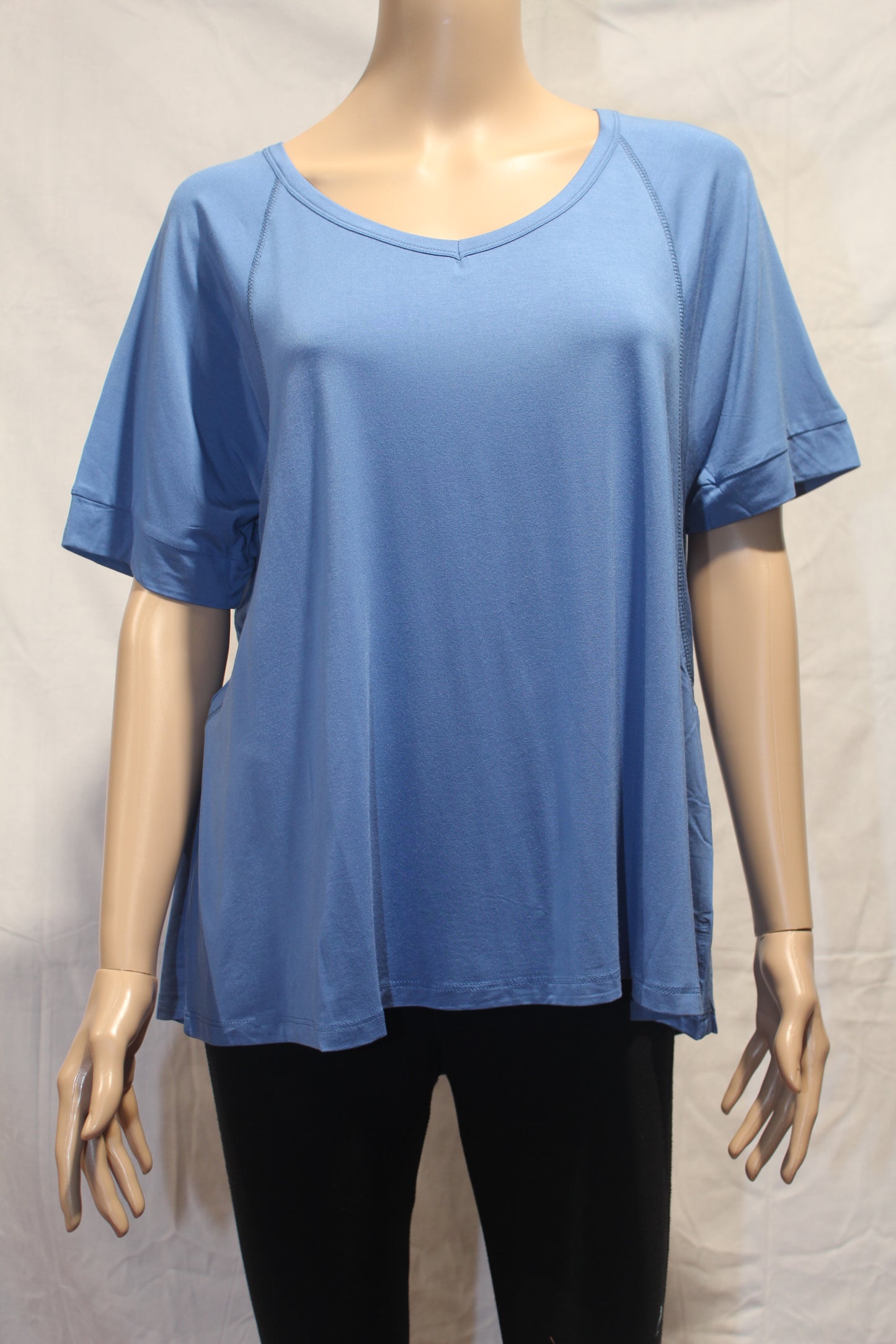 2 CARAT - Short Sleeve V-Neck Top